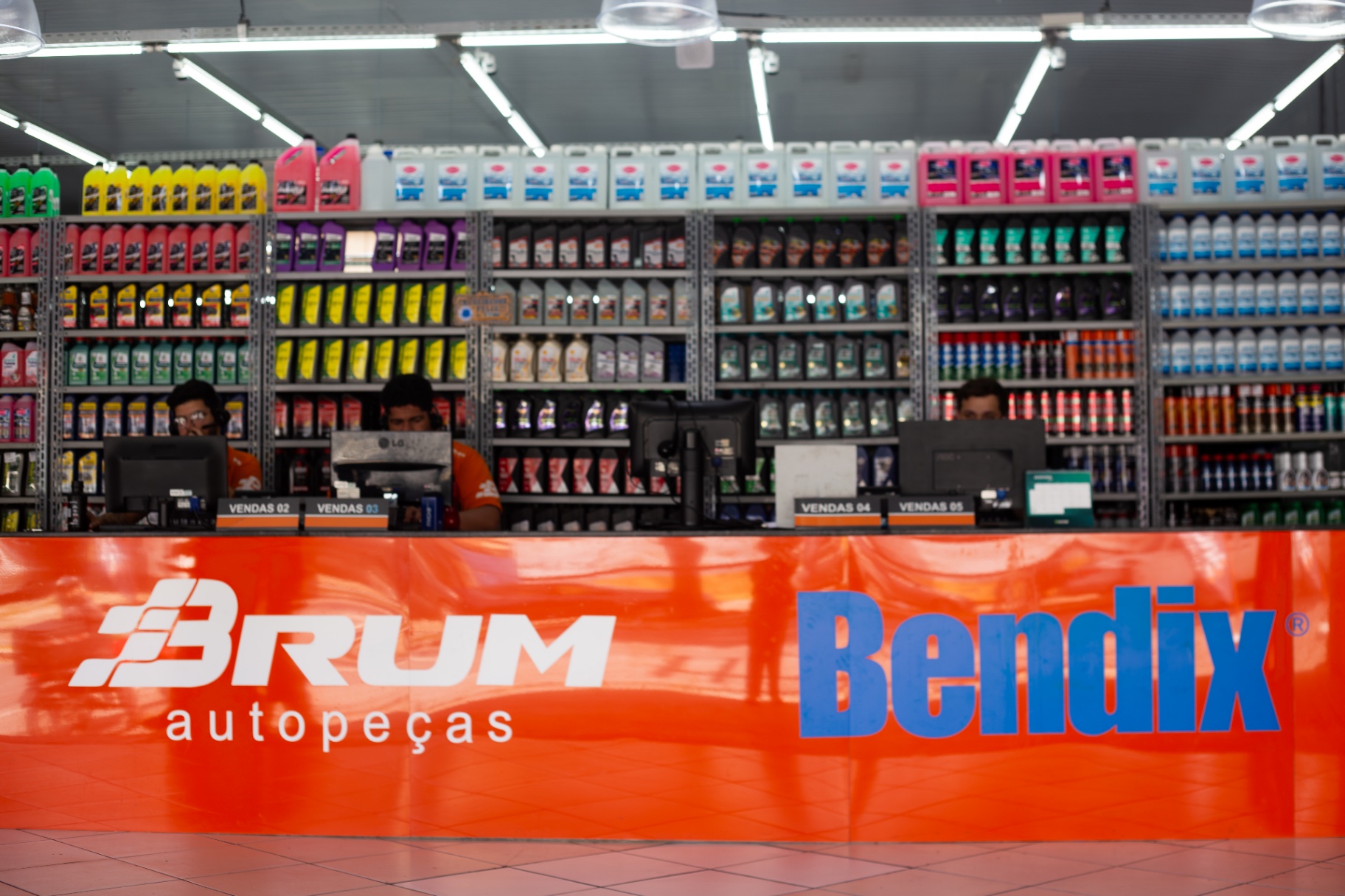 Balcão de atendimento BRUM Autopeças com equipe