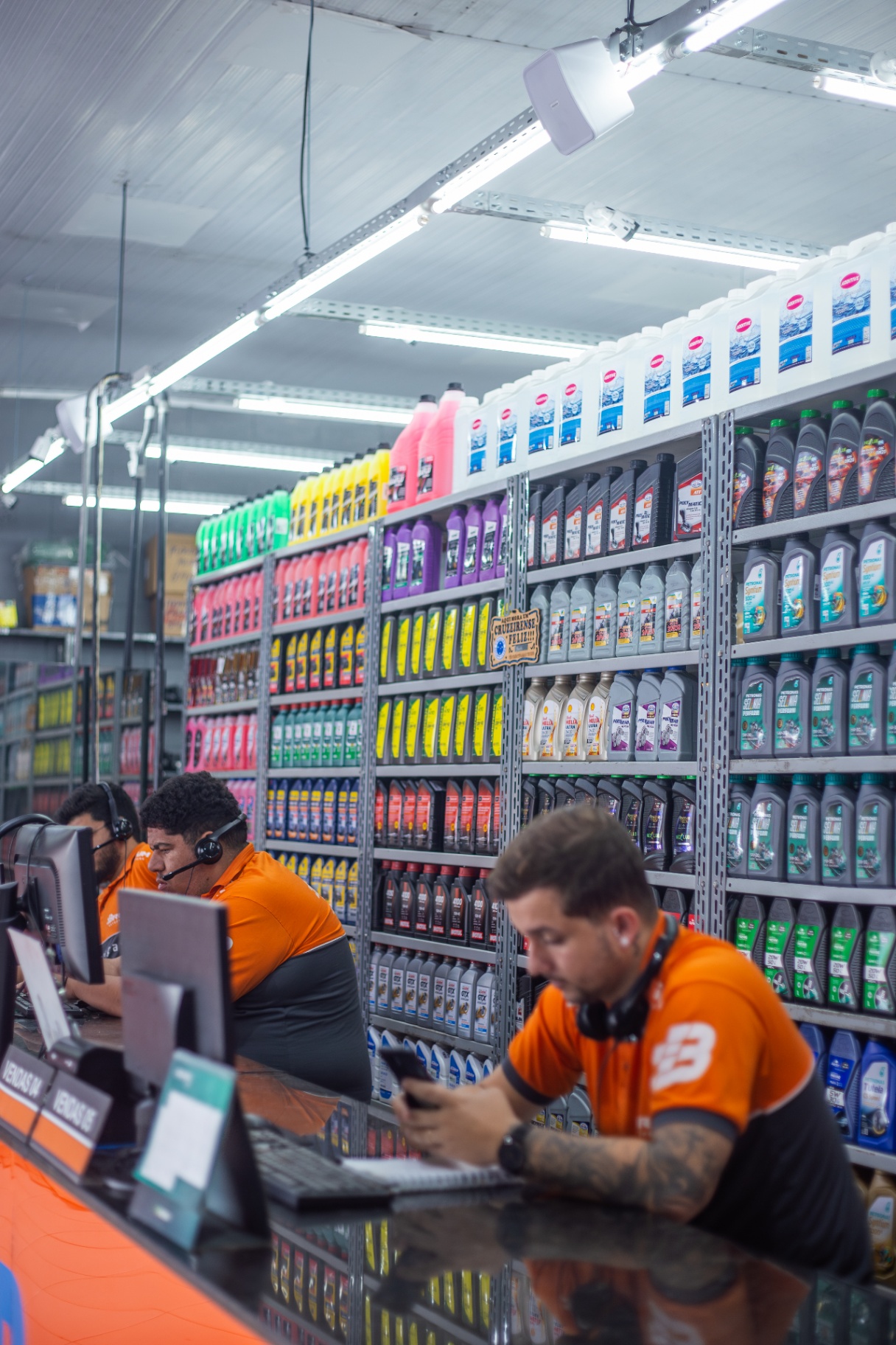 Prateleiras de óleos e lubrificantes na loja BRUM