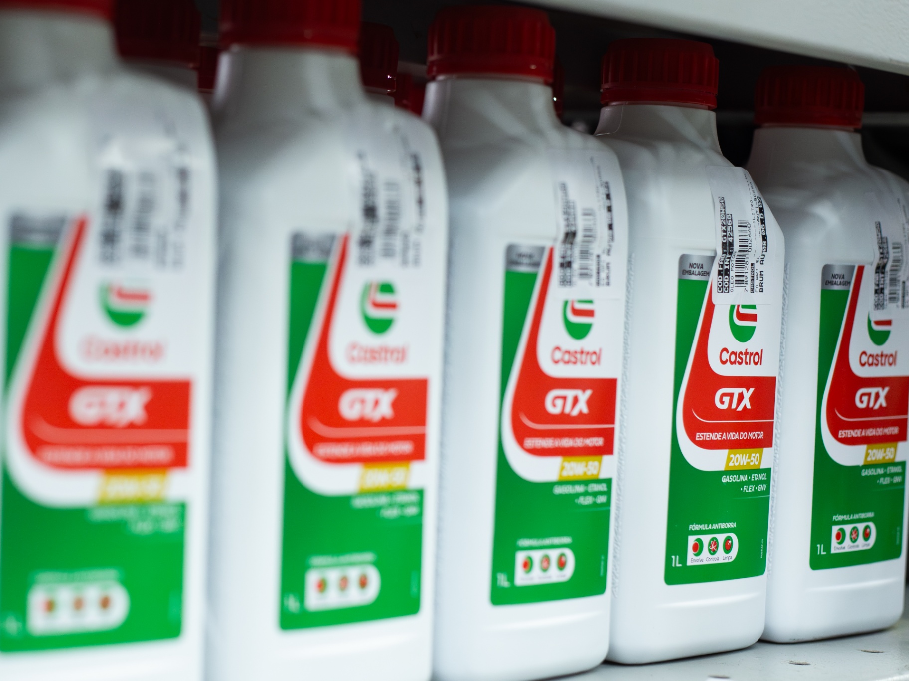 Óleo Castrol GTX 20W-50 em prateleira